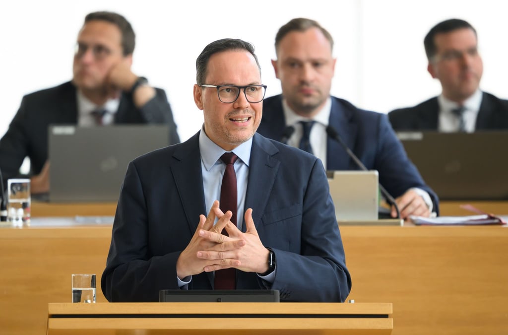 Wirtschaftsminister Dirk Panter will mehr Rüstungsfirmen nach Sachsen locken.