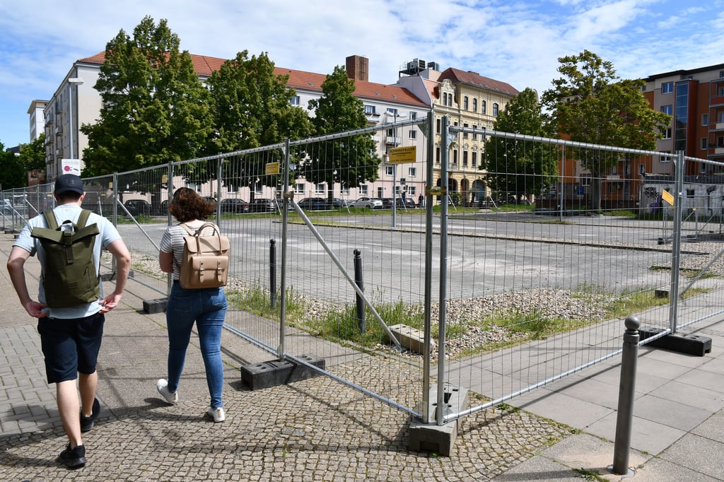 Mitten in der Magdeburger Innenstadt wurde ein großer Parkplatz gesperrt. Hier soll ein neues Hotel entstehen.