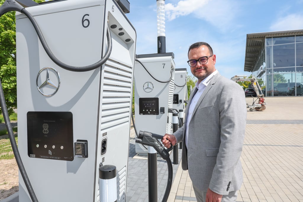 Niederlassungsleiter Karim Behring vor einer der acht neuen Elektro-Ladesäulen am Autohaus Max Schultz in Weißenfels