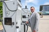 Niederlassungsleiter Karim Behring vor einer der acht neuen Elektro-Ladesäulen am Autohaus Max Schultz in Weißenfels