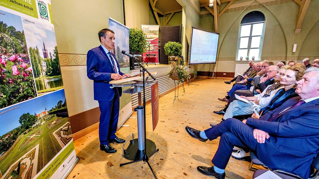 Zahlreiche Vertreter aus Politik, Kultur, Gesellschaft – hier am Pult: Ingo Mix – haben am Montagnachmittag bei einem Festakt im Saal des Wörlitzer „Eichenkranzes“ das 25-jährige Bestehen der Gartenträume Sachsen-Anhalt und 25 Jahre Unesco-Welterbe Gartenreich Dessau-Wörlitz gewürdigt.