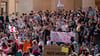 Tausende Menschen nahmen an der Demo gegen die zusätzliche Pflichtstunde teil.