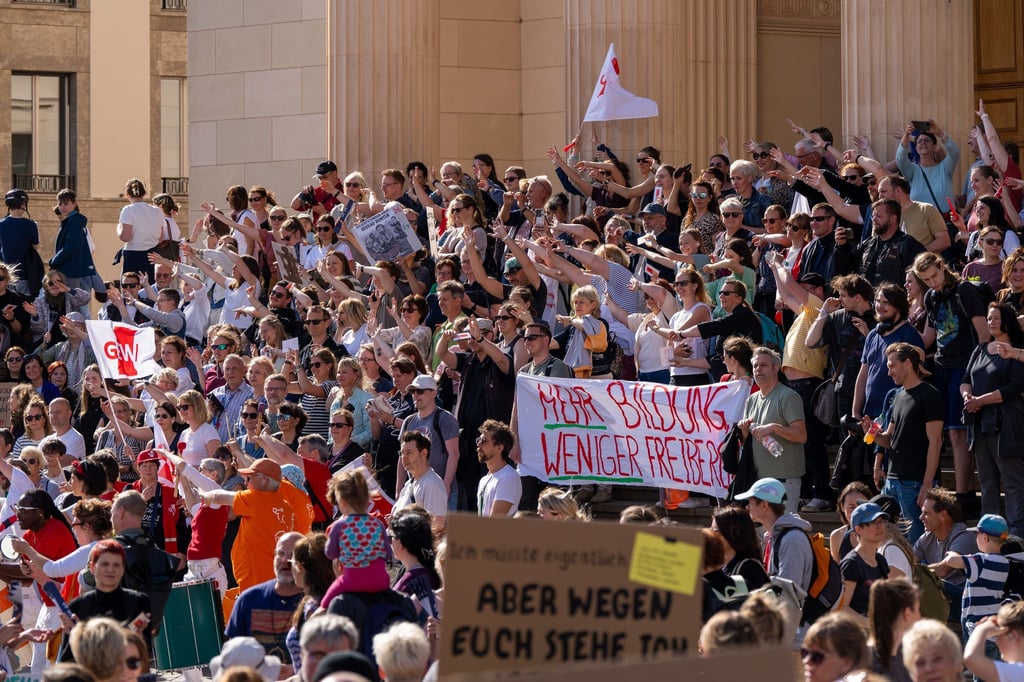 Tausende Menschen nahmen an der Demo gegen die zusätzliche Pflichtstunde teil.