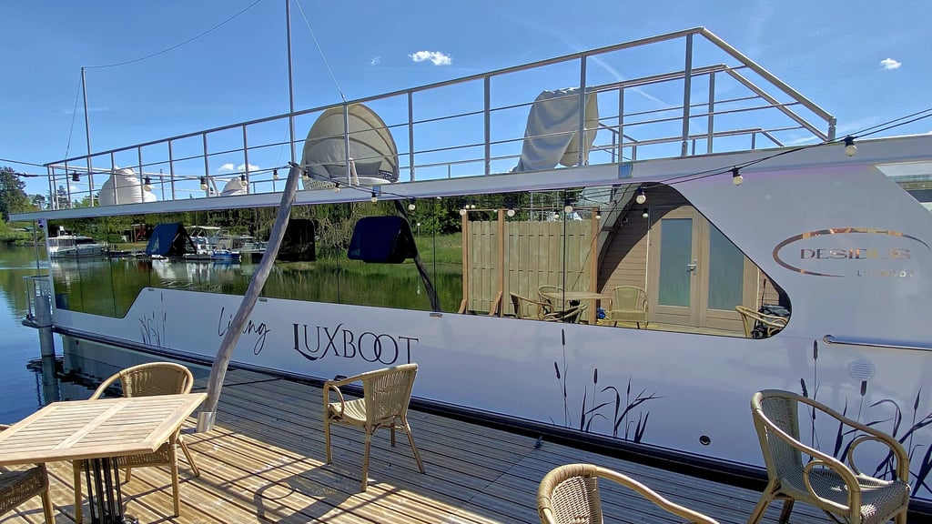 Das Living Luxboot wurde in einer Werft in Litauen gefertigt und liegt nun bei „Dein Lieblingsplatz“ in Parey vor Anker.