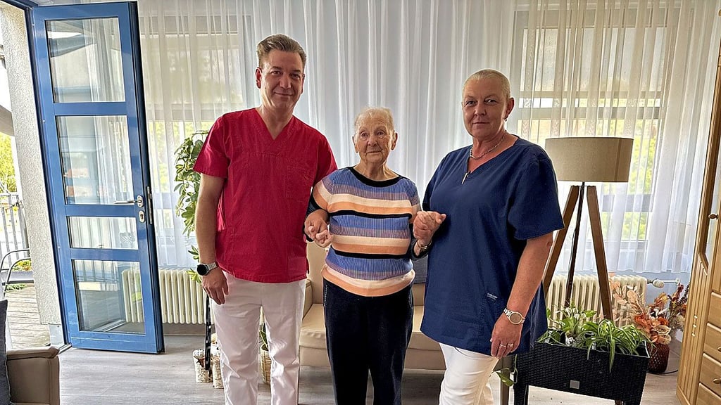 Ursula Schmidt (Mitte) fühlt sich wohl im Altenpflegeheim „Jenny Marx“ Stendal. Zur Seite stehen ihr Wohnbereichsleiterin Angela Beneke und Pflegekraft Frank Schellbach. Doch nach der Insolvenz des Betreibers ist die Zukunft der Einrichtung unklar.