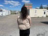 Aya möchte ihr Gesicht nicht zeigen. Denn ihr Asylantrag wurde abgelehnt, dagegen hat sie geklagt. Ob sie bleiben darf oder abgeschoben wird? Unklar. Nun wartet sie auf eine Entscheidung des Gerichts – und übt solange weiter Deutsch. 