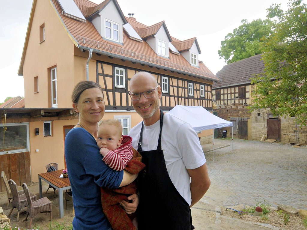 Café „Kommod“-Küchenchef Berni Lange mit seiner Partnerin Johanna Watanabe, die den vier Monate alten gemeinsamen Sohn Tommi hält. Vor drei Jahren ist die Familie auf dem Grundstück in Boblas eingezogen.