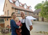 Café „Kommod“-Küchenchef Berni Lange  mit seiner Partnerin Johanna Watanabe, die den vier Monate alten gemeinsamen Sohn Tommi hält. Vor drei Jahren ist die Familie auf dem Grundstück in Boblas eingezogen.