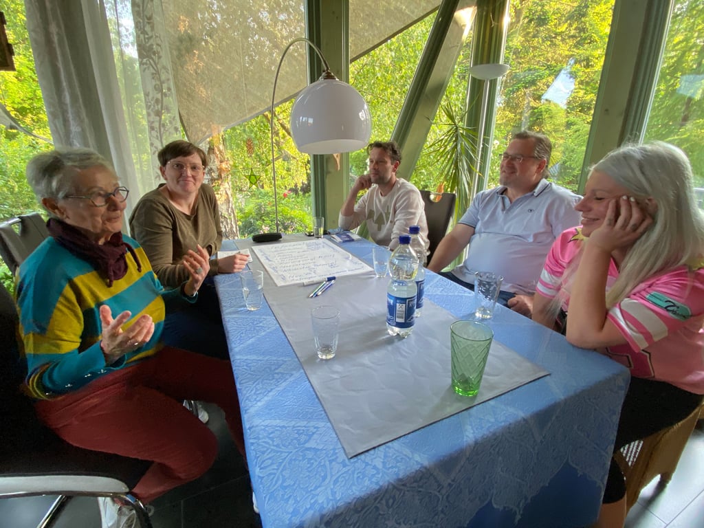 Marita Spiller, Diana Ränicke, Jérôme Mikulla, Mathias Reilecke und Tara Winzer (von links) bei letzten Absprachen für die eintägige Kunstausstellung im Halberstädter Bahnhof am 25. Mai. Nicht im Bild ist Holger Haase.