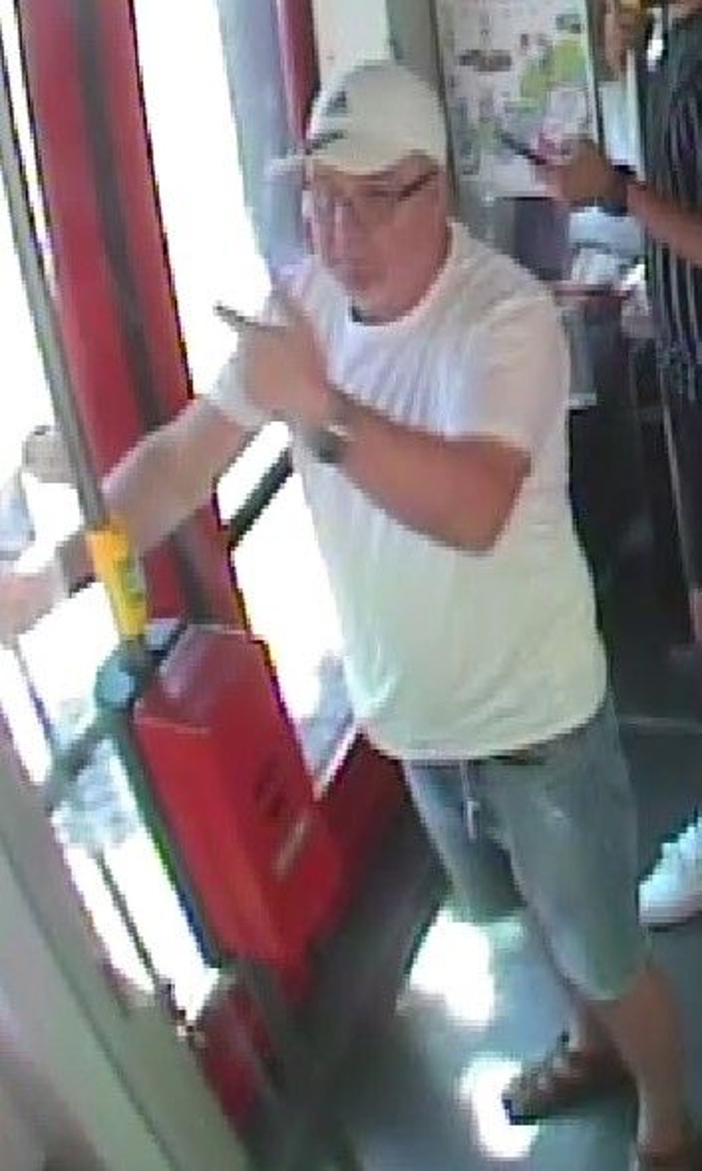 Dieser Mann in einer Straßenbahn in Halle wird von der Polizei gesucht.
