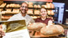 Calvördes Bäckermeister Denni Nitzschke und Auszubildende Angelina Hartmann präsentieren stolz das neue Brot. Seine Schaubäckerei zählt damit offiziell zu den 50 besten Bäckereien Deutschlands.