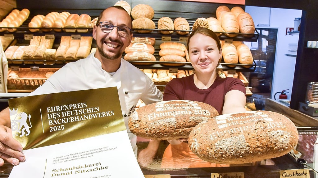 Calvördes Bäckermeister Denni Nitzschke und Auszubildende Angelina Hartmann präsentieren stolz das neue Brot.