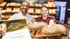 Calvördes Bäckermeister Denni Nitzschke und Auszubildende Angelina Hartmann präsentieren stolz das neue Brot.