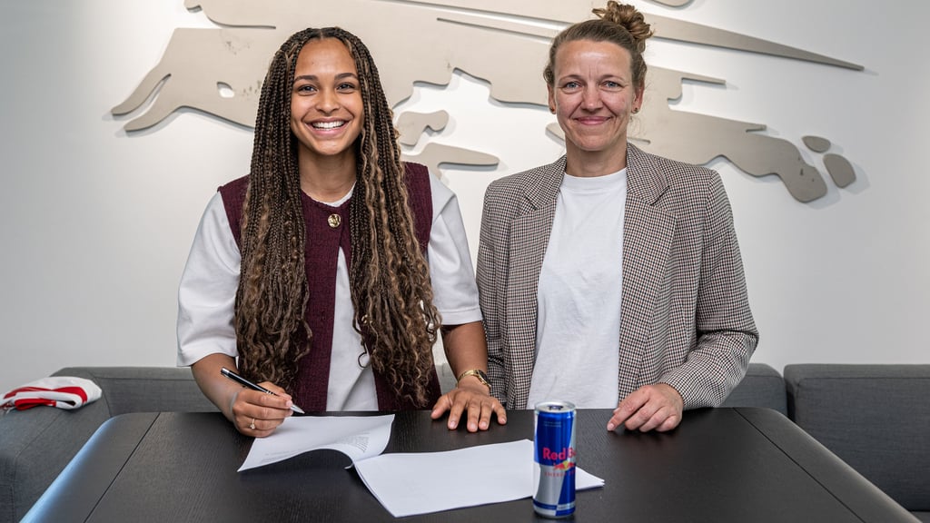 Lisa Baum (l.) mit Viola Odebrecht, Sportchefin der RB-Frauen.