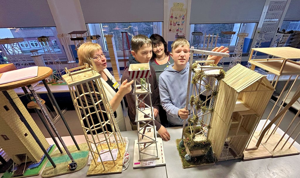 Regina Bretschneider (l.) und Sabine Rosenthal (2. v. r.s) begutachten mit Schülern die Wettbewerbstürme.