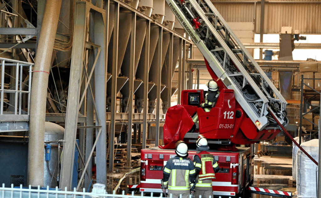 Ein Brand in einer Magdeburger Holzpelletfabrik hat die Feuerwehr lange beschäftigt.