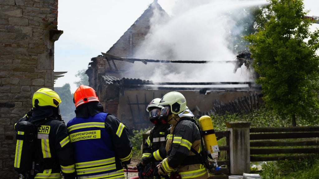 Ein Zuchau ist die Feuerwehr nach dem Brand einer Scheune im Großeinsatz.