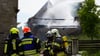 Ein Zuchau ist die Feuerwehr nach dem Brand einer Scheune im Großeinsatz.