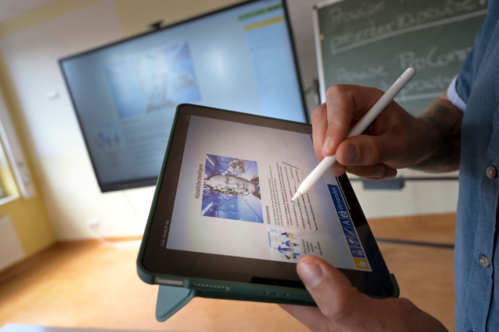 Sachsen-Anhalts Schulen können erneut Geld für digitale Ausstattung beantragen. (Archivbild)