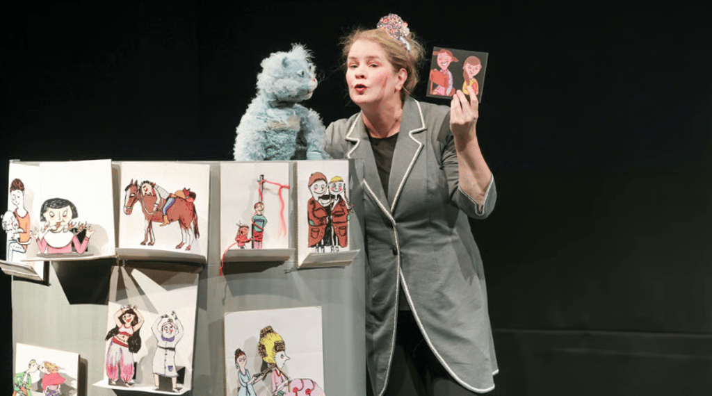 "Alle da! Unser kunterbuntes Leben" ist im Puppentheater Magdeburg zu sehen.