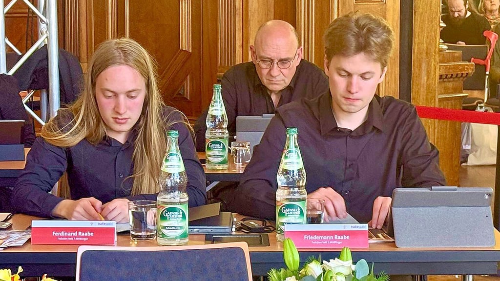 Die Fraktion Volt/Mitbürger mit Ferdinand Raabe, Detlef Wend und Friedemann Raabe (v. l.) muss sich nach dem Tod von Tom Wolter neu aufstellen.
