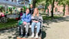 Rikscha-Rundfahrt: Bettina Rademacher (links) lebt im ambulant betreuten Wohnen der Riebeckstiftung und arbeitet in deren Wäscherei. Am Tag der offenen Tür hat sie sich gemeinsam mit Sozialarbeiterin Johanna Maschke von Heilerziehungspfleger Christoph Hornke übers Gelände kutschieren lassen.