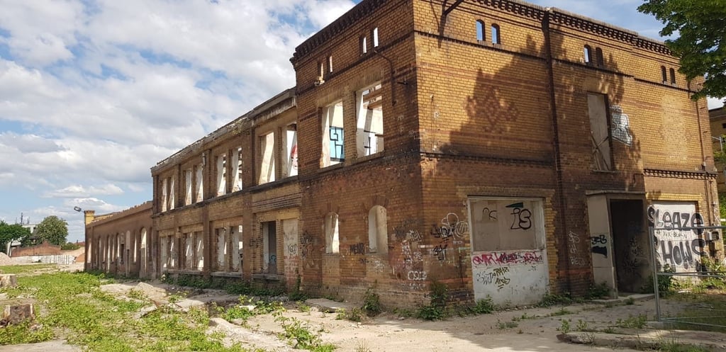 Blick auf eines der denkmalgeschützten Häuser auf dem RAW-Areal in Magdeburg, das erhalten und saniert werden soll. Es wurde bereits entkernt.