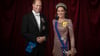 Auf dem Kopf hat sie die exakte Nachbildung einer Tiara, die einst Prinzessin Diana trug.