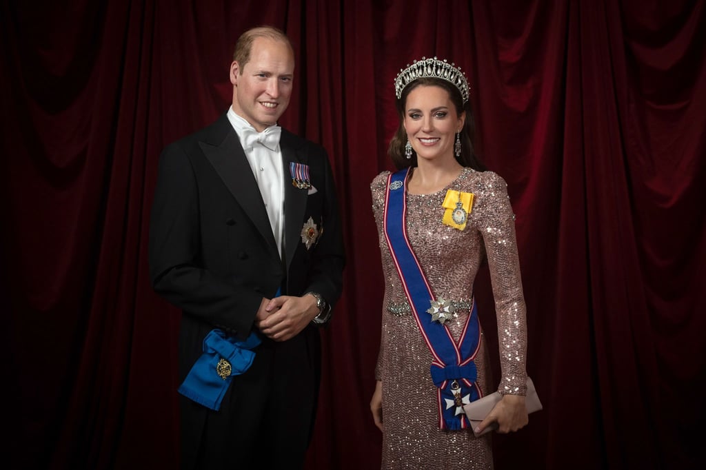Auf dem Kopf hat sie die exakte Nachbildung einer Tiara, die einst Prinzessin Diana trug.