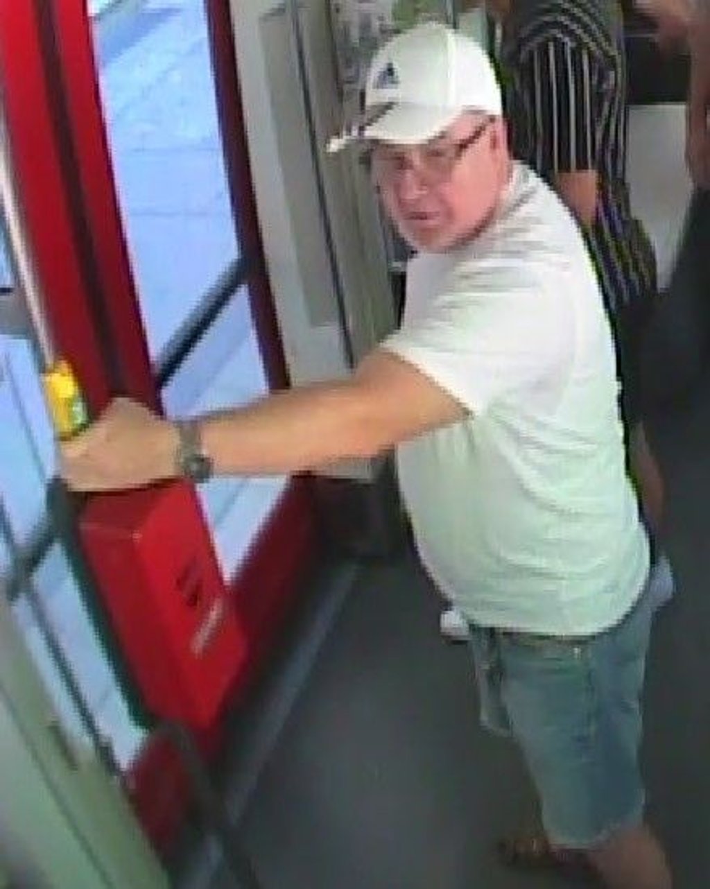 Straßenbahn in Halle: Der mutmaßliche Täter trug ein weißes T-Shirt und eine weiße Baseballkappe.