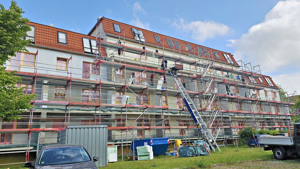 Im Lippeweg in Merseburg werden aktuell die Balkone erneuert, die gleichzeitig zu Balkonkraftwerken werden.