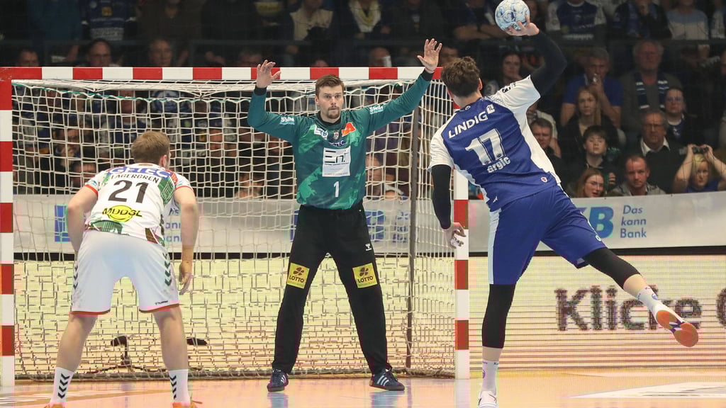 Im Hinspiel am 8. März hatte Sergey Hernandez bei zwei Siebenmetern gegen Marko Grgic das Nachsehen. Dennoch gewann der SCM mit 36:26.