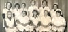 Dieses Foto aus dem Ende der 1970er Jahre zeigt die Brigade „Schnittkäse“ des VEB Käserwerks Vahldorf, geleitet von Irene Schröter (obere Reihe, Dritte von links). Sie sollte später den „Bördespeck“ erfinden. 