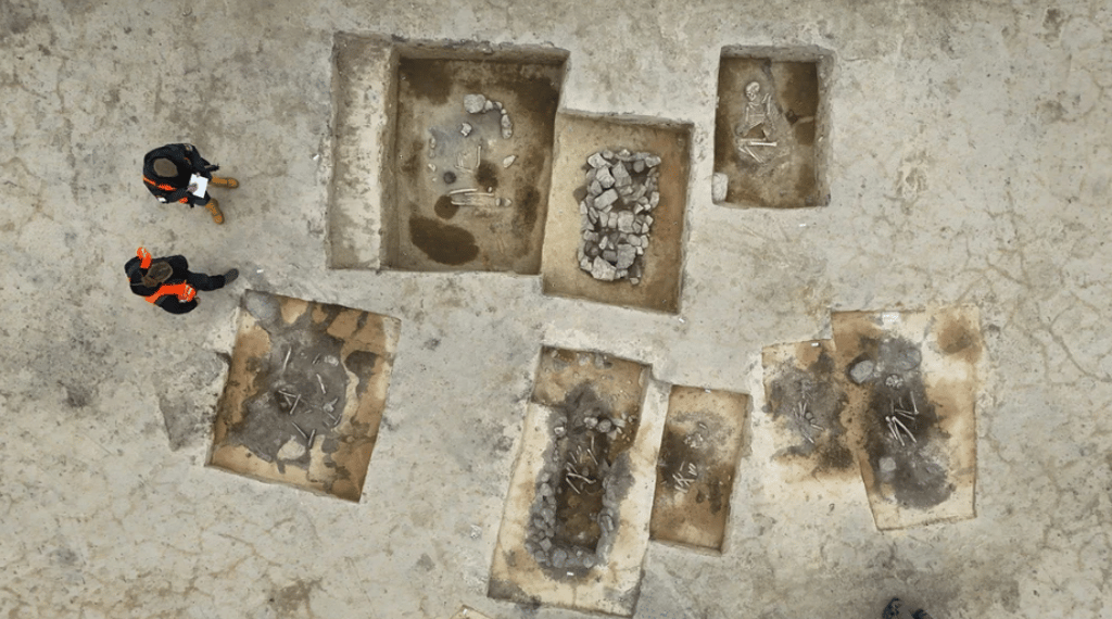 Die Ausgrabungsstelle auf der Baustelle im Landkreis Börde, auf der die Gräber aus dem Übergang von der Jungsteinzeit zur Bronzezeit gefunden wurden