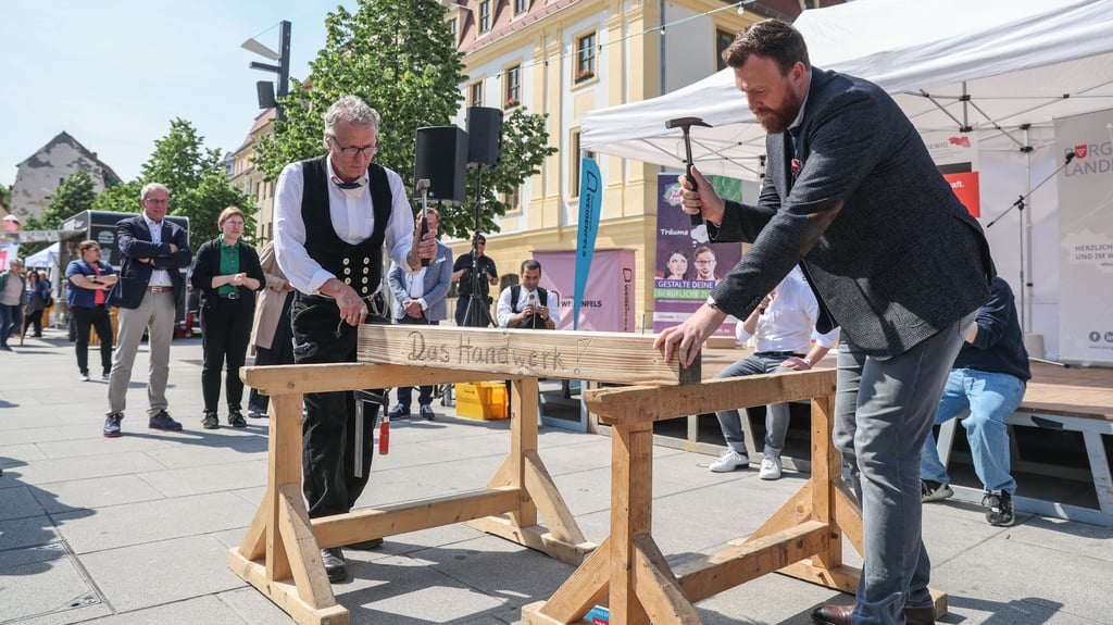 Dachdeckermeister Jens-Norbert Schmidt (li.) und der Weißenfelser Oberbürgermeister Martin Papke nagelten beim Unternehmenstag um die Wette.