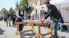 Dachdeckermeister Jens-Norbert Schmidt (li.)  und der Weißenfelser Oberbürgermeister Martin Papke nagelten beim Unternehmenstag um die Wette.