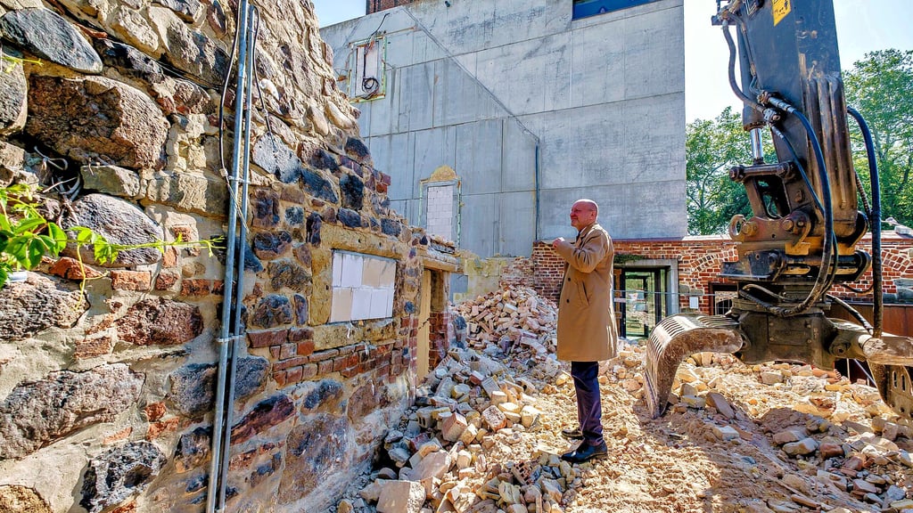 Stiftungschef Thomas T. Müller zeigt die historische Wittenberger Stadtmauer, die nun zum Teil abgetragen werden muss.