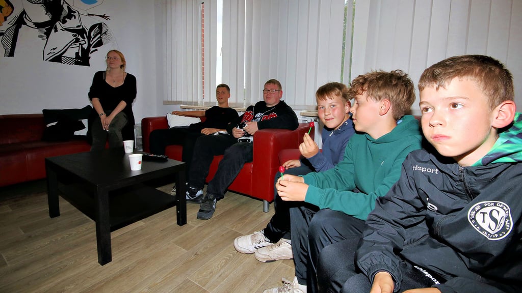 Rafael (v. r.), Mika, Ole, Dominik und Louis testen hier die Konsole im Jugendclub. Jennifer Küllmey schaut den Jungs dabei zu.