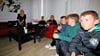 Rafael (v. r.), Mika, Ole, Dominik und Louis testen hier die Konsole im Jugendclub. Jennifer Küllmey schaut den Jungs dabei zu. 