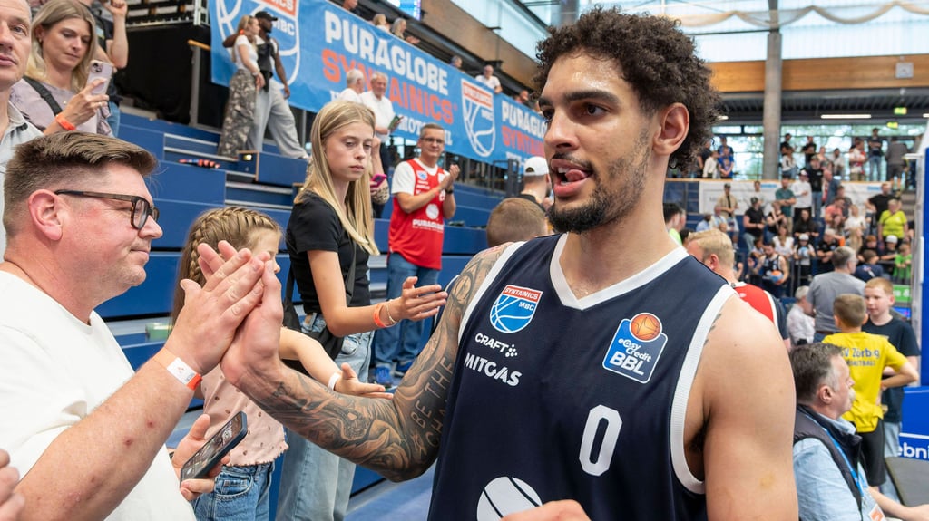 Es hatte schon etwas von einem Abschied: Michael Devoe klatscht mit den Fans in Weißenfels ab.