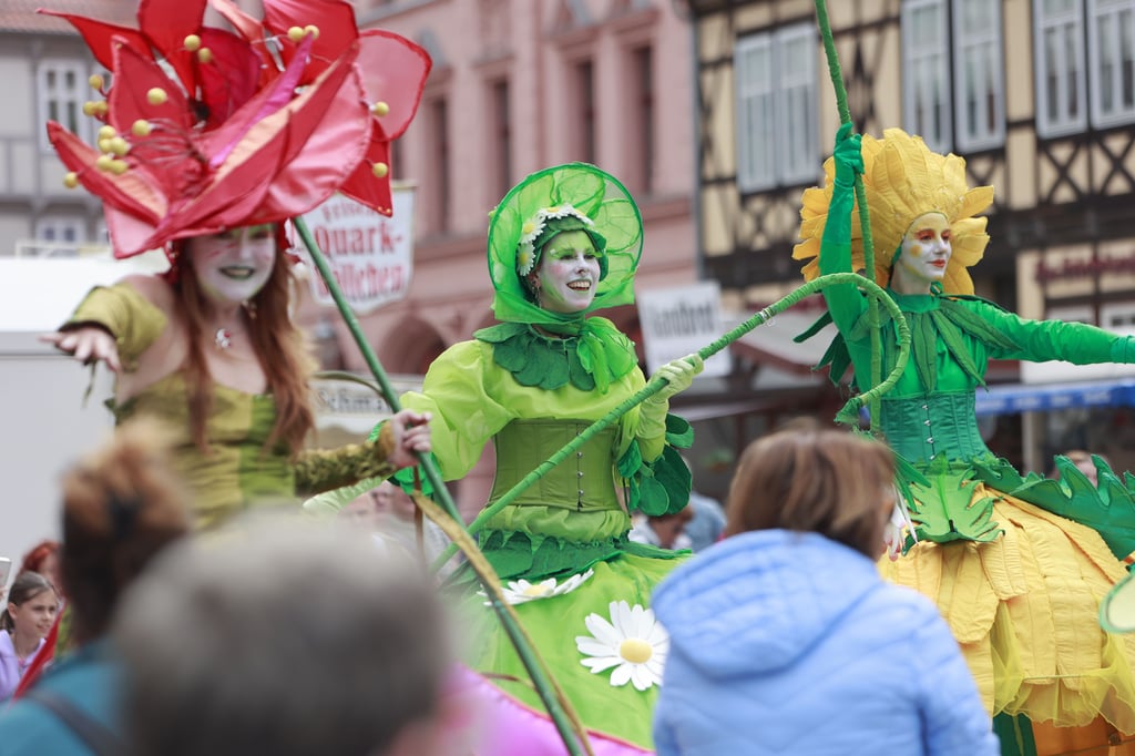 Farbenprächtig, phantasievoll und ein Hingucker: WalkActs, die hier in Vorjahren im Festgebiet unterwegs sind und die es auch in diesem Jahr wieder geben wird.