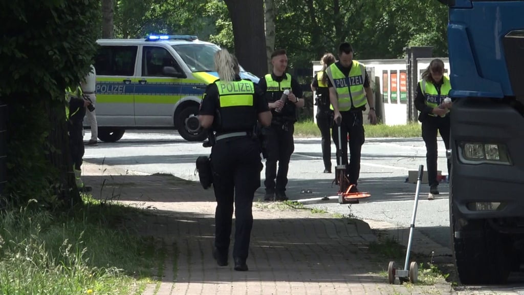 Ein Kind ist von einem Lkw überfahren worden - die Polizei sichert Spuren.