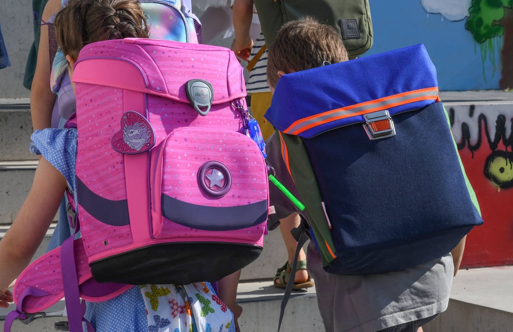 Bunt, praktisch, teuer: Schulranzen kosten viel Geld.
