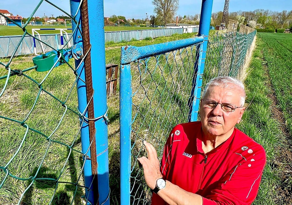 Hans-Ulrich Kohlberg zeigt die Tür, die die Diebe gewaltsam geöffnet haben, um an die Fußballtore zu gelangen.