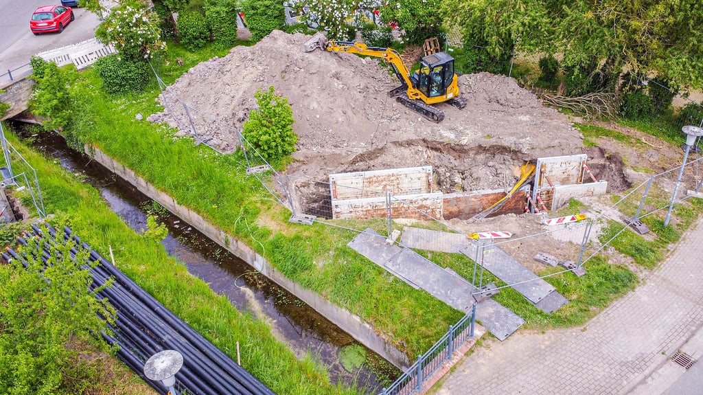 Von der Großen Gartenstraße aus ist das Legen der Fernwärmerohre unter der Sarre in Wanzleben hindurch inzwischen erfolgt.