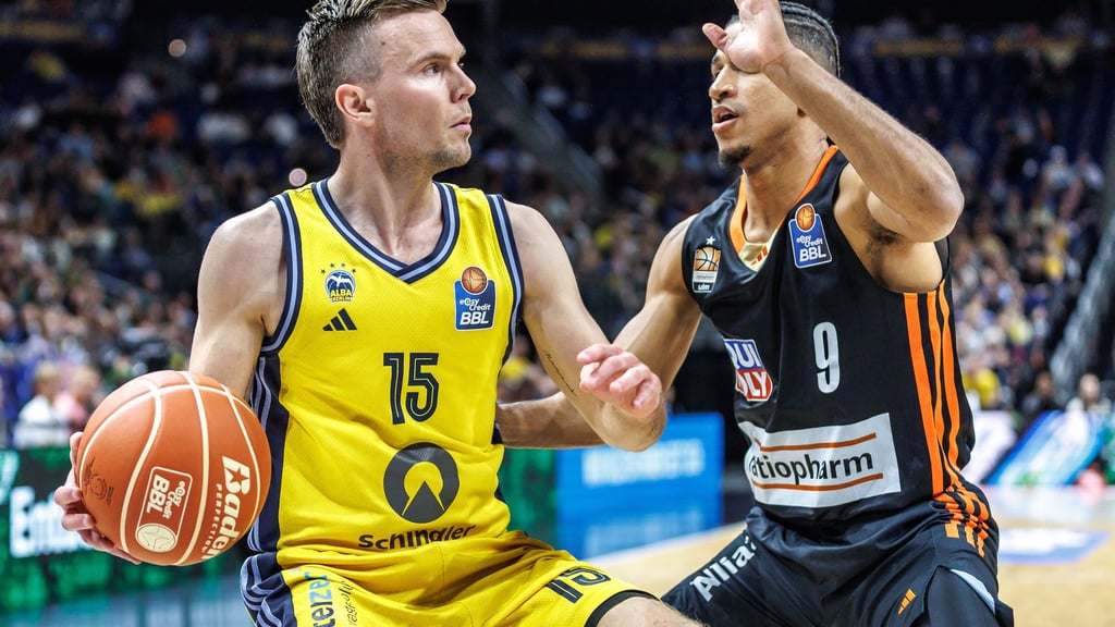 Alba-Kapitän Martin Hermannsson im Duell mit Ulms Alfonso Plummer