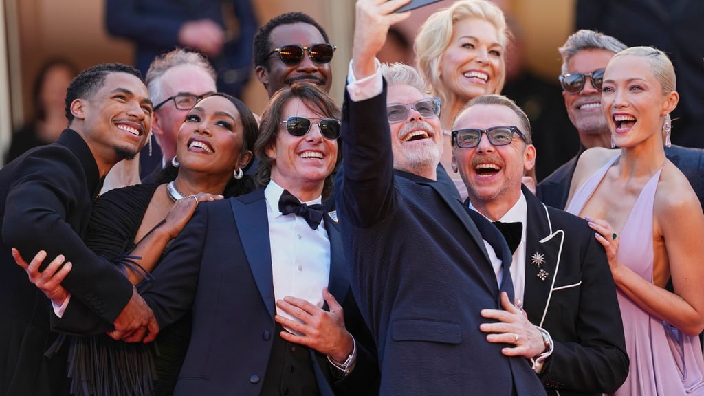 Das Filmteam macht vor dem Eintritt in den Festivalpalast noch schnell ein Selfie. (Archivbild)
