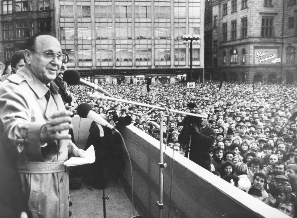 Genscher im Februar 1990 auf dem Markt