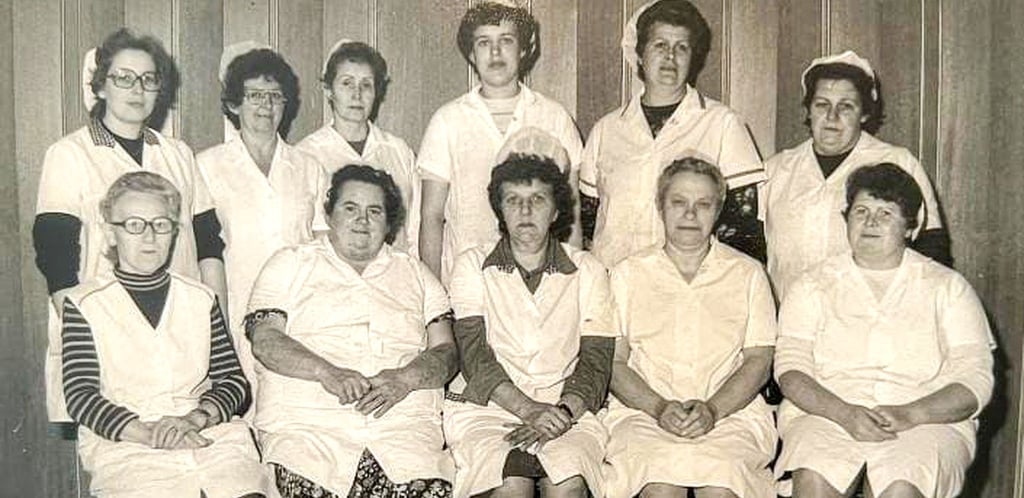 Dieses Foto aus dem Ende der 1970er Jahre zeigt die Brigade „Schnittkäse“ des VEB Käserwerks Vahldorf, geleitet von Irene Schröter (obere Reihe, Dritte von links). Sie sollte später den „Bördespeck“ erfinden.