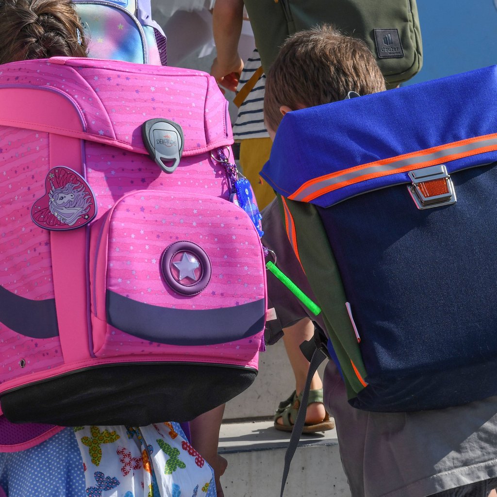 Bunt, praktisch, teuer: Schulranzen kosten viel Geld.